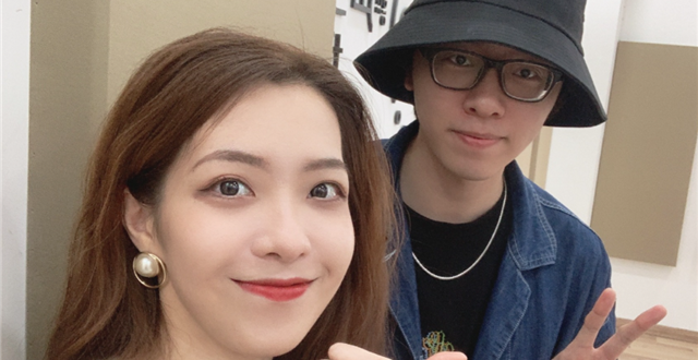 LPL女主持希然晒新照片，身后是一位男声优？粉丝直呼次元壁破裂_腾讯新闻