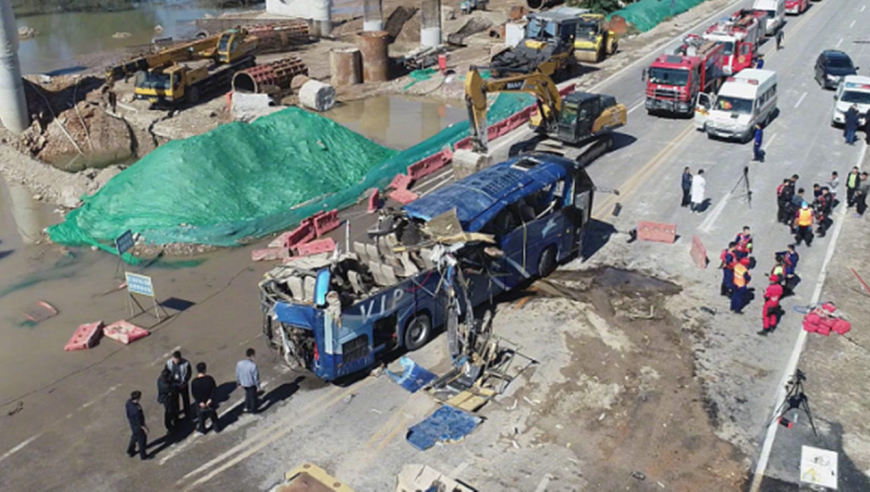 河北平山大巴坠河事故进展:已打捞39人