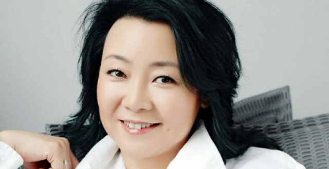 "母亲专业户"萨日娜,被潘军258块娶回家,如今神仙爱情让人羡慕