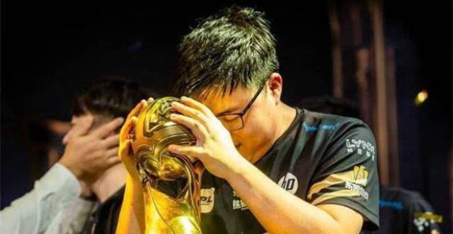 刘青松病重仍被冲？知情人爆料粉丝1行为后，网友：饭圈真恶心！_腾讯新闻