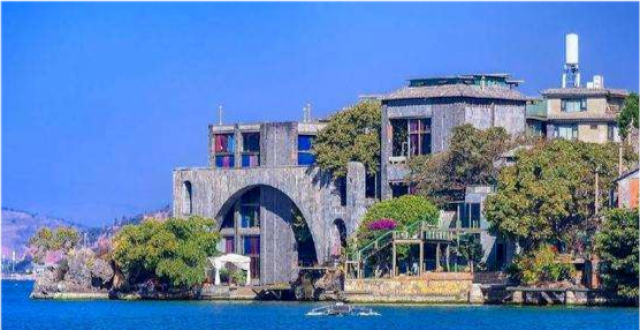 杨丽萍耗资3000万建"月亮宫"被关停,外表富丽堂皇,内部却遍地垃圾