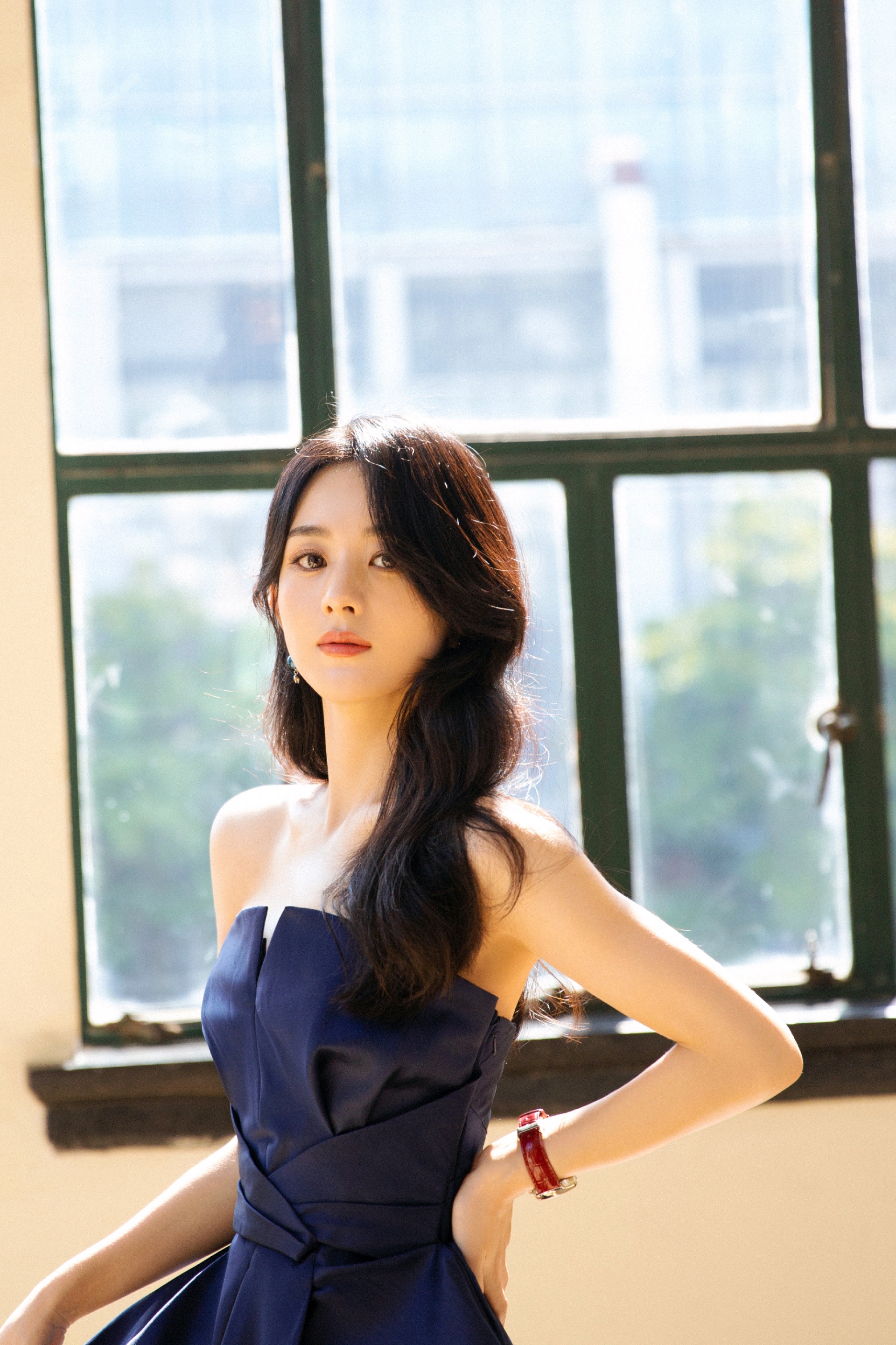 赵丽颖一身蓝色礼服长裙卷发造型笑容明媚