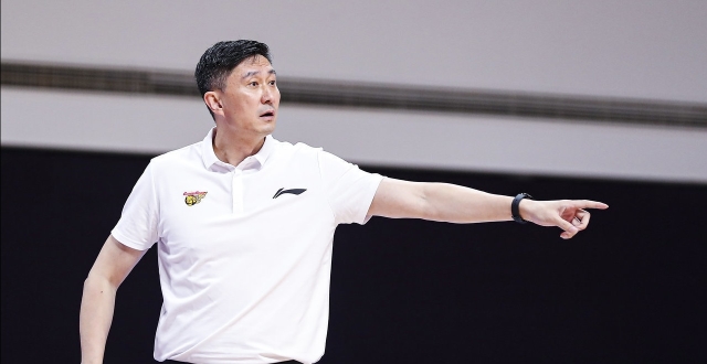 杜锋:现在的年轻球员容易飘,夸两句就觉得自己超级高水平