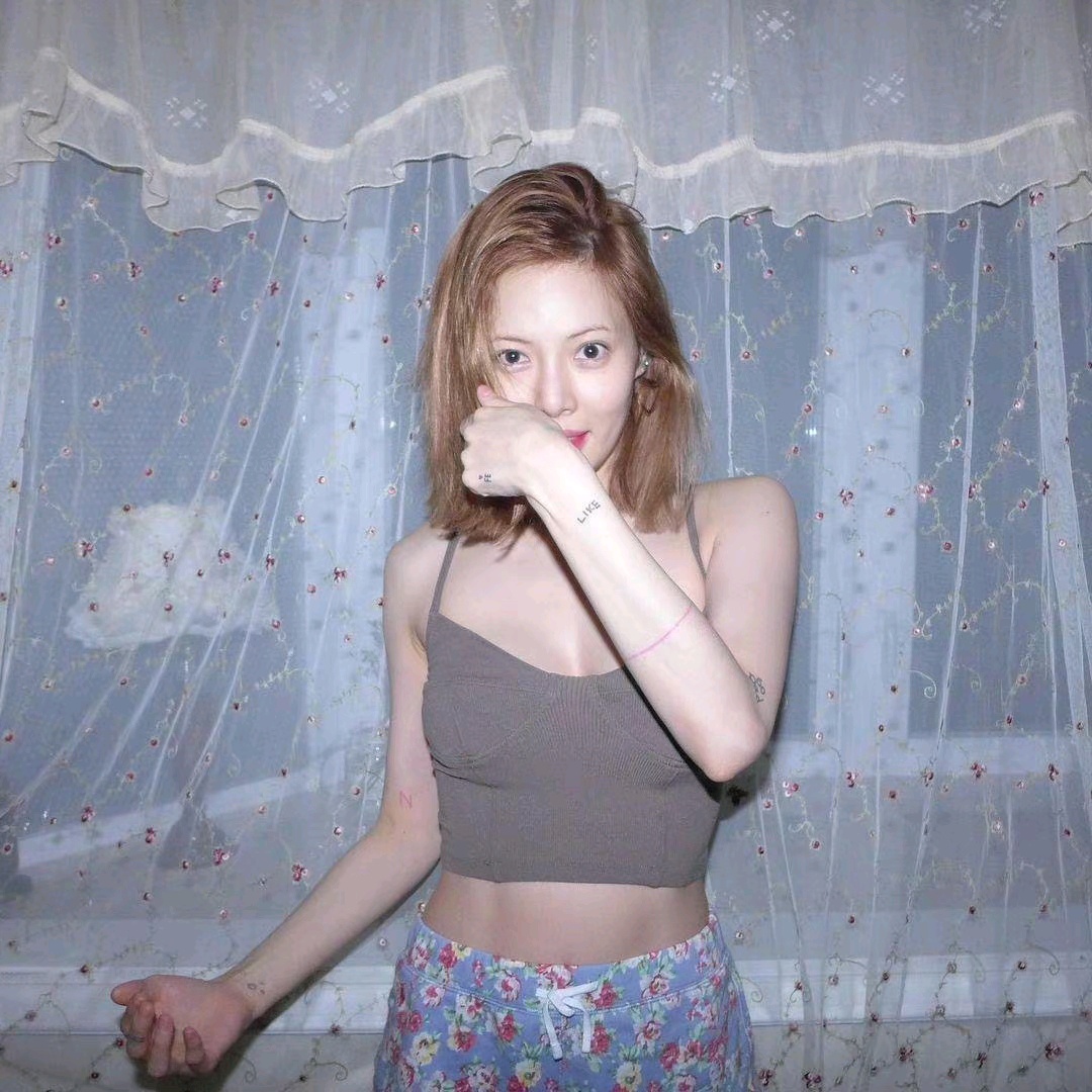 金泫雅‖金色短发造型搭配碎花短裙好性感