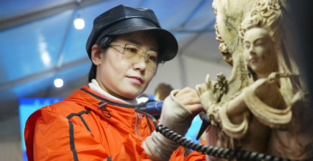 25名雕刻艺术家齐聚嵊州现场创作 传承根雕技艺_腾讯新闻