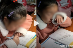 医師985の母親は、娘が宿題をしていることで泣かされました（大学生の父親は盲目でした）