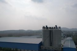 Queshan County Puhuisi Town의 시멘트 공장은 심각하게 오염되어 있으며 공장은 많은 먼지로 덮여 있습니다.