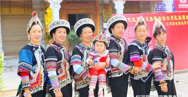 寻根“红河县” ｜绚丽多彩的彝族服饰_腾讯新闻