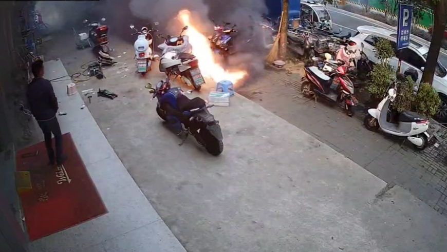 监拍电动车锂电池起火后瞬间爆燃,目击者:起火到燃烧完只有15秒