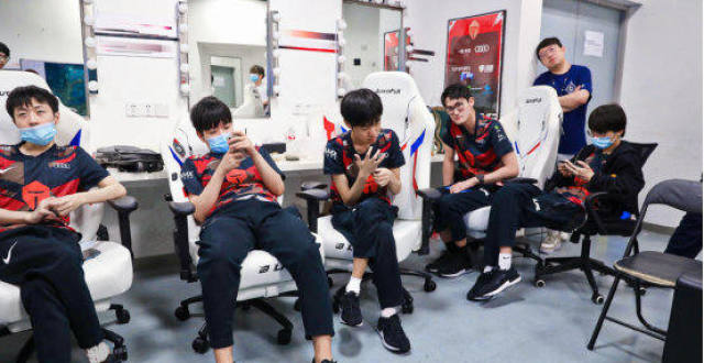 TES不敌UP JKL成背锅侠Knight的英雄池备受争议_腾讯新闻