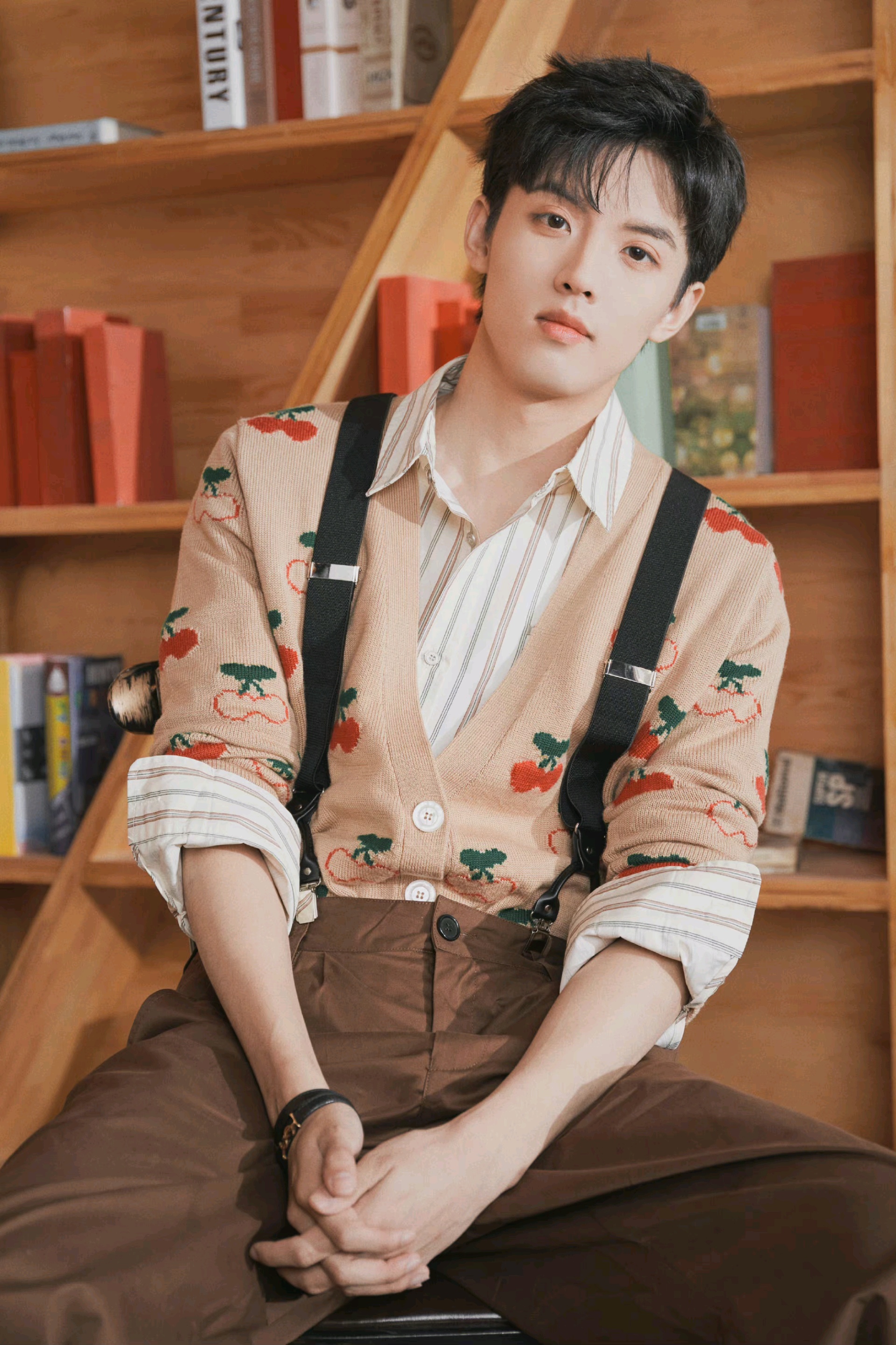 周峻纬‖复古穿搭,展现多变新风格_腾讯新闻