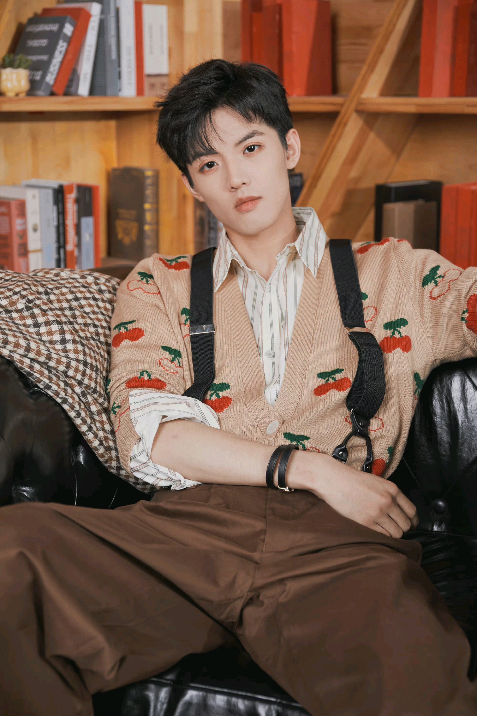 周峻纬‖复古穿搭,展现多变新风格_腾讯新闻