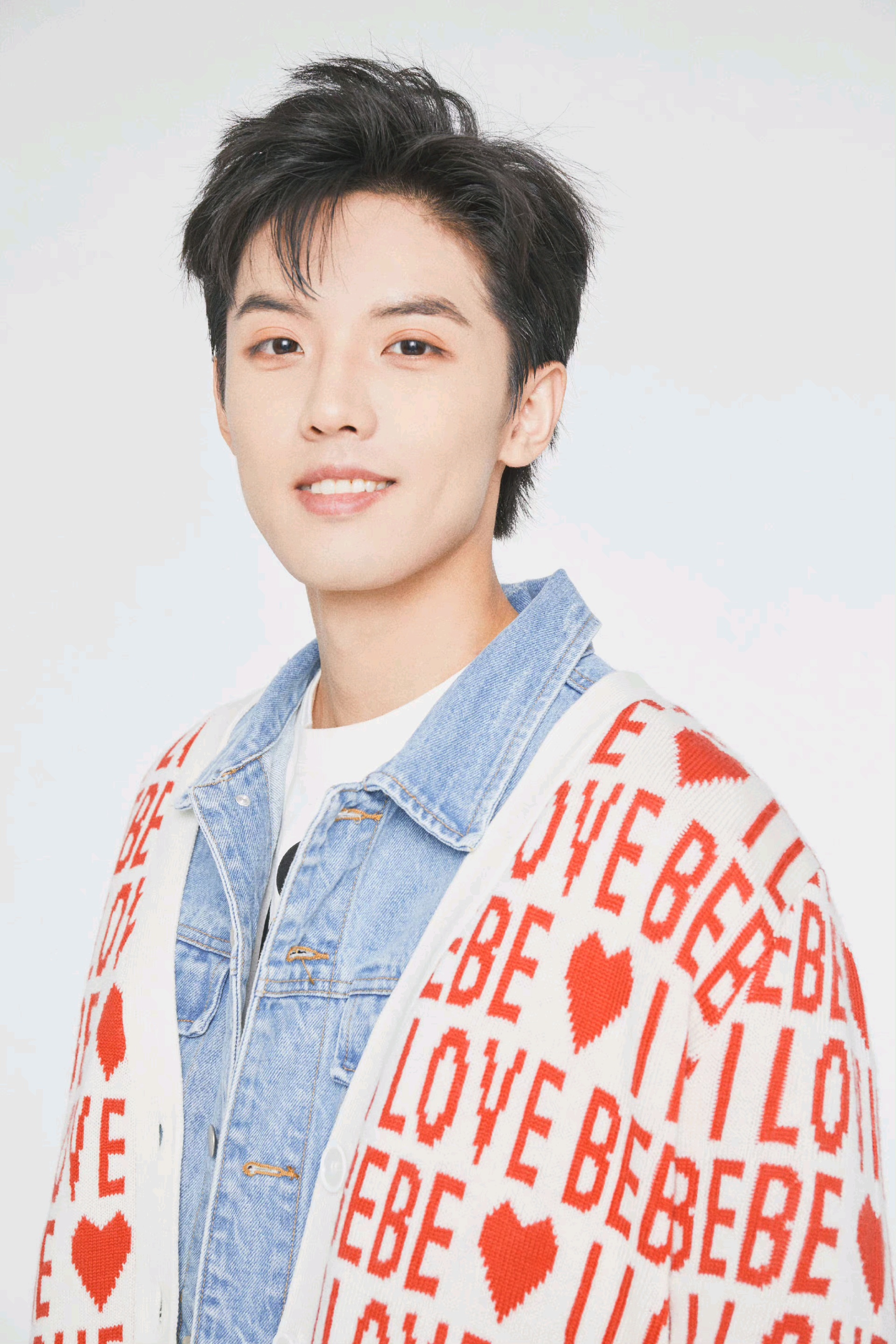 周峻纬‖复古穿搭,展现多变新风格_腾讯新闻