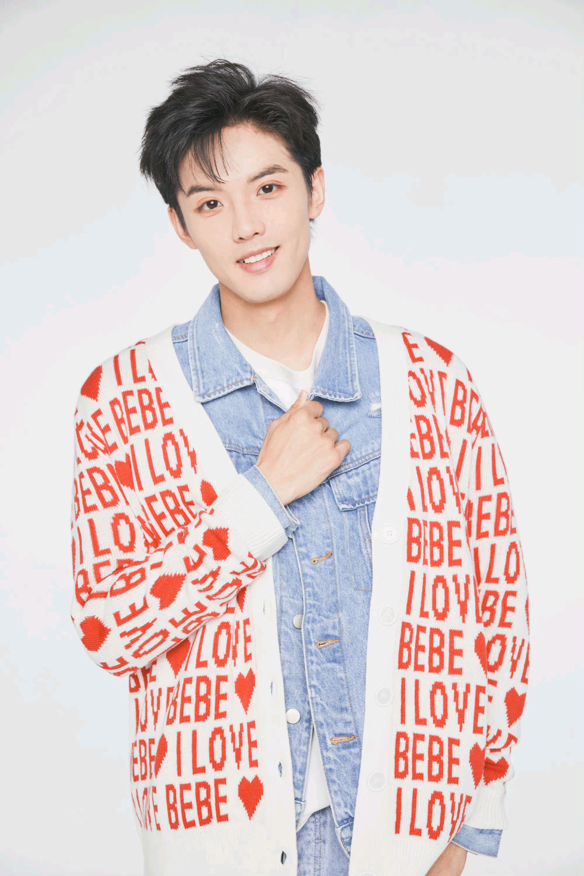 周峻纬‖复古穿搭,展现多变新风格_腾讯新闻