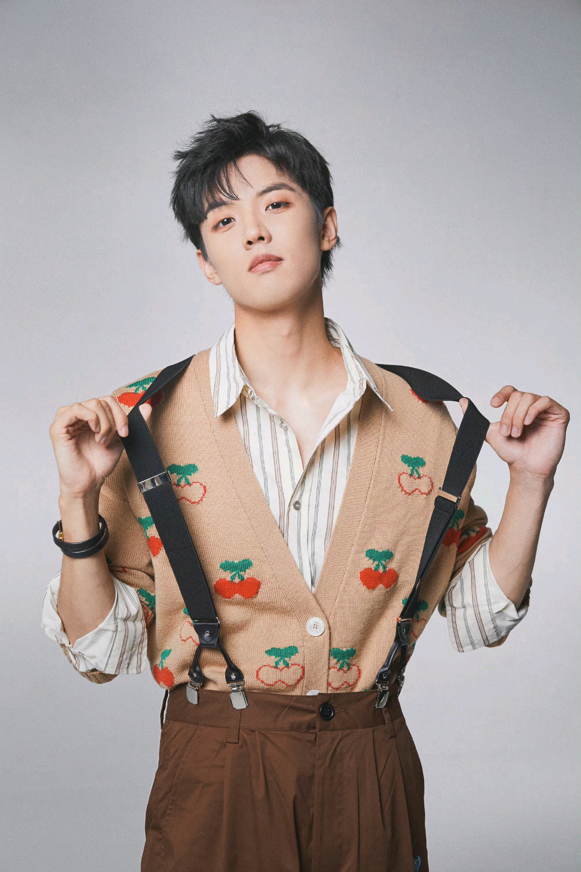 周峻纬‖复古穿搭,展现多变新风格_腾讯新闻