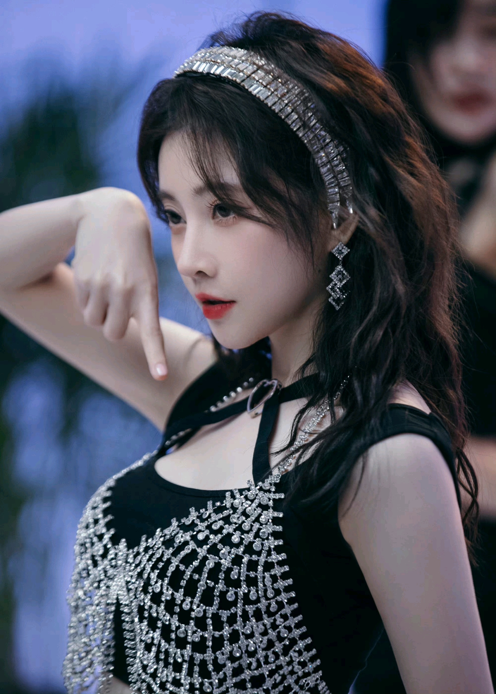 冯提莫新歌窥好飒这气场绝对不止一米五