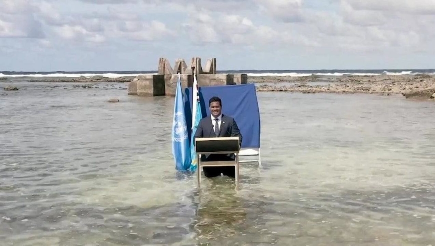 强调海平面上升,图瓦卢外长在水中演讲