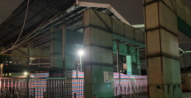 顺德客运总站一公交车失控冲上站台，将士多店撞“散架”_腾讯新闻