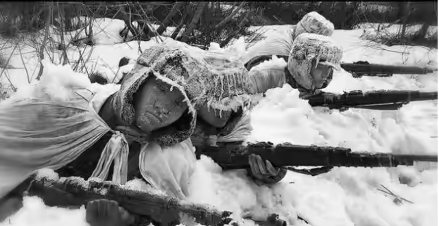 一百多人被冻死在雪地里,全都是卧倒的姿势,死死地注视着前方