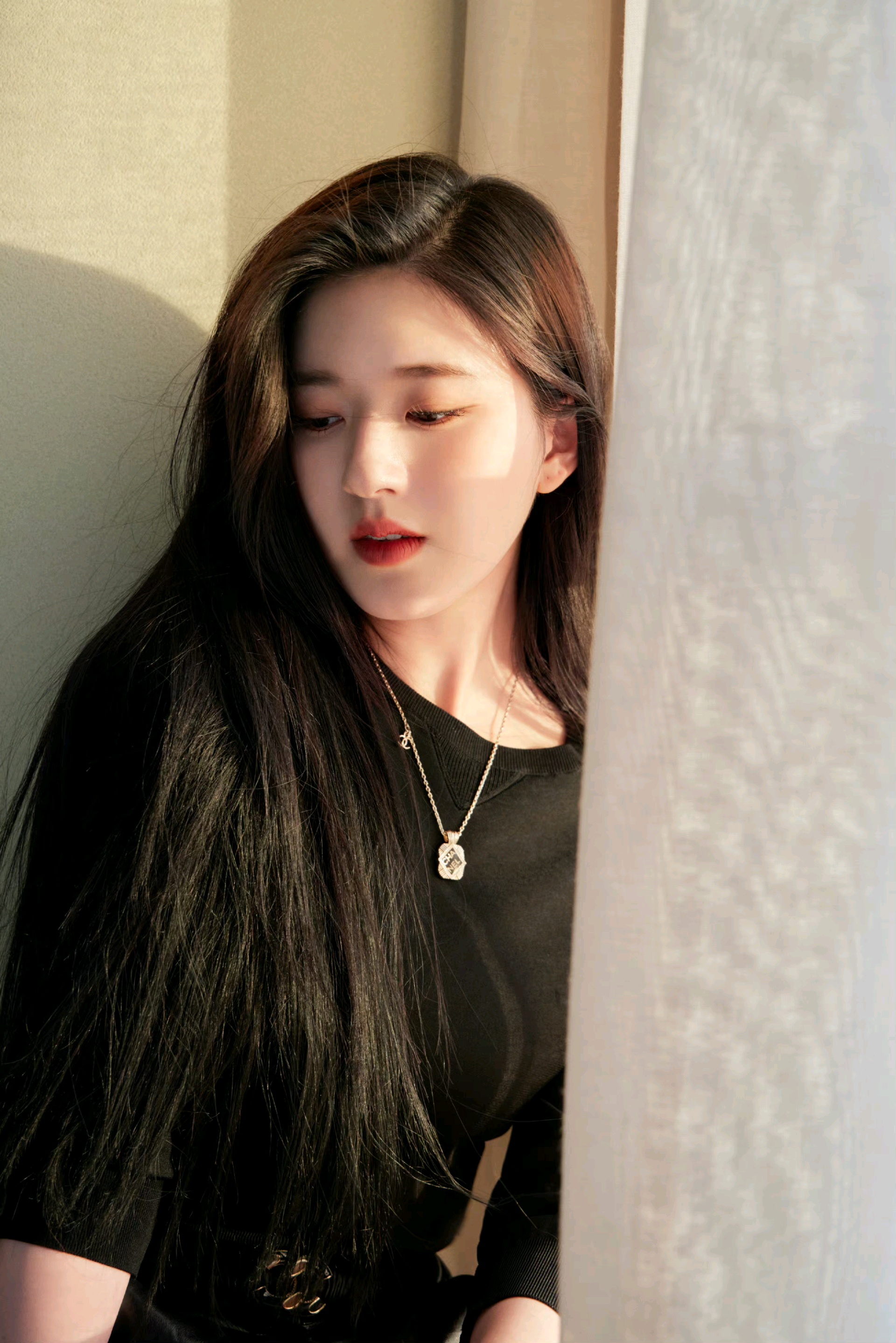 赵露思纯黑look简约干练