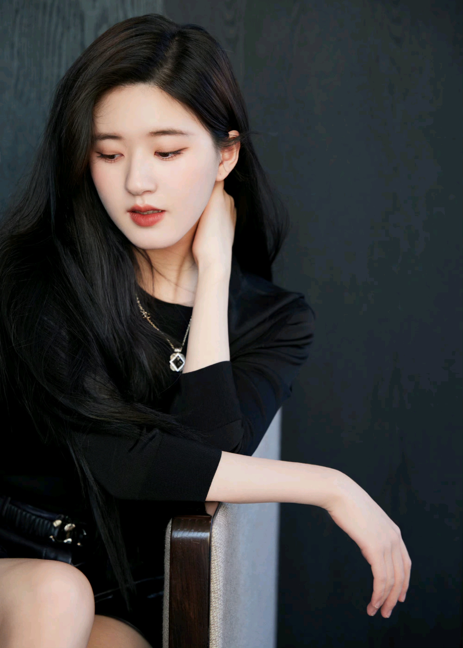 赵露思纯黑look简约干练