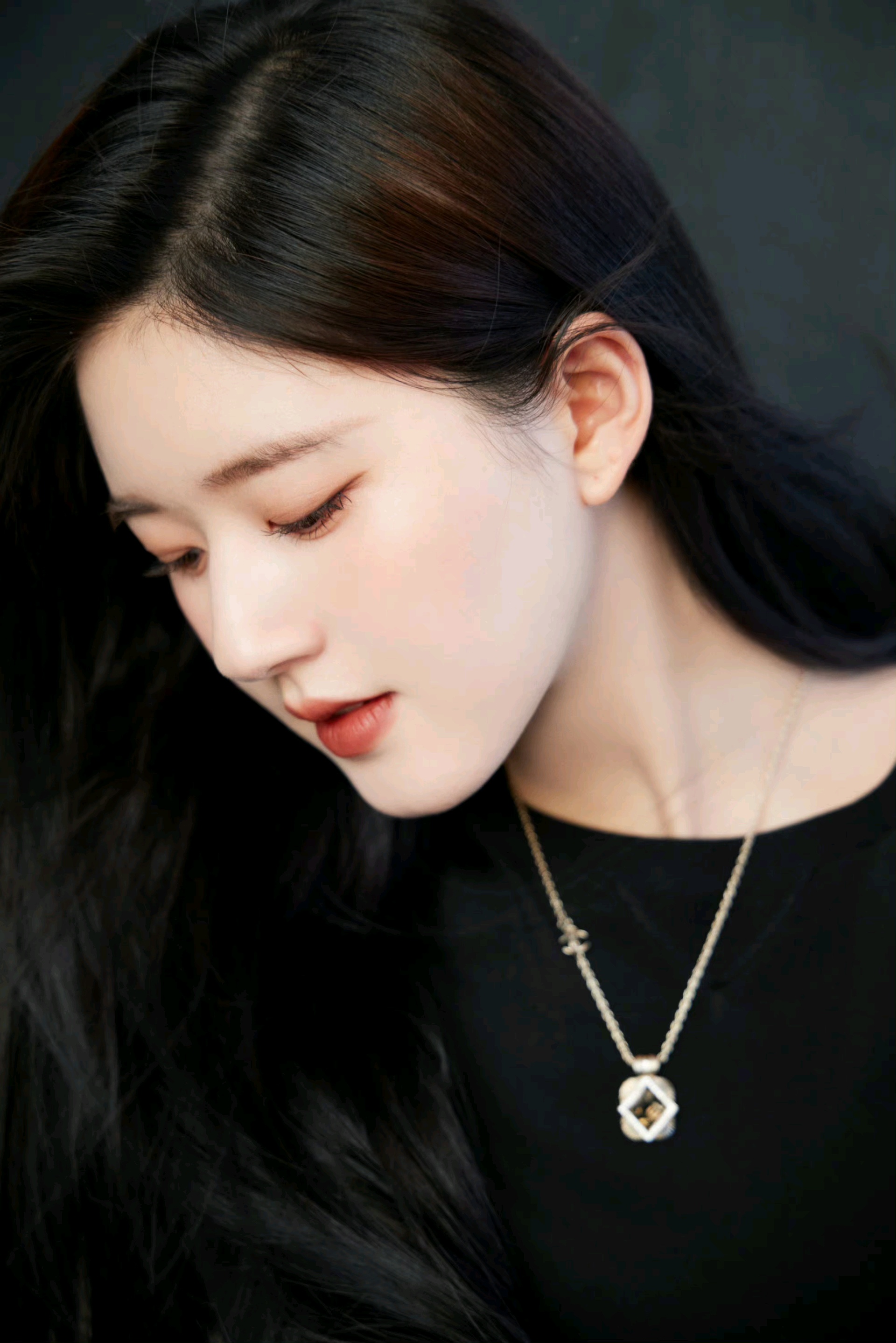 赵露思纯黑look简约干练