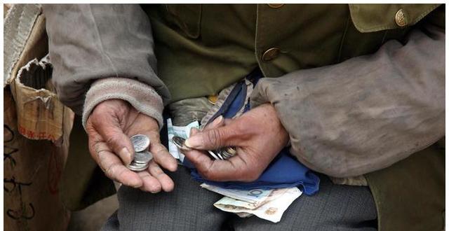 拾荒老人捡到200元钱,去银行存款时,工作人员拿着钞票马上报警