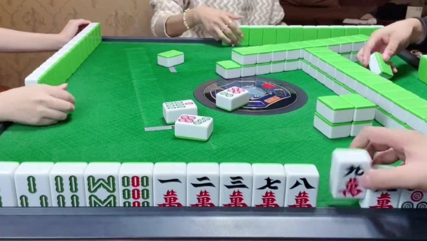 四川麻将:为做"幺九"生张开,希望小哥哥的努力不会白费!