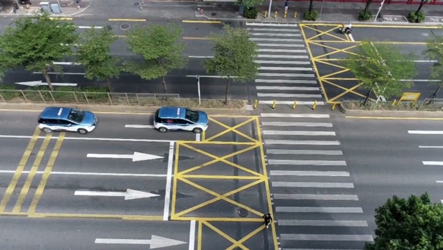 为预防斑马线"鬼探头"意外事故,深圳试点"阶梯式停止线"