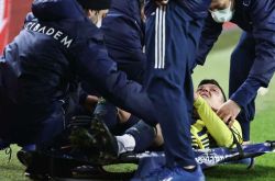 前阿森纳球星厄齐尔在与费内巴切比赛中受伤，被担架抬下场_斯波尔