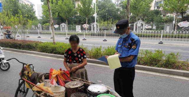 当街宰杀销售活禽，南京建邺城管立即叫停_腾讯新闻