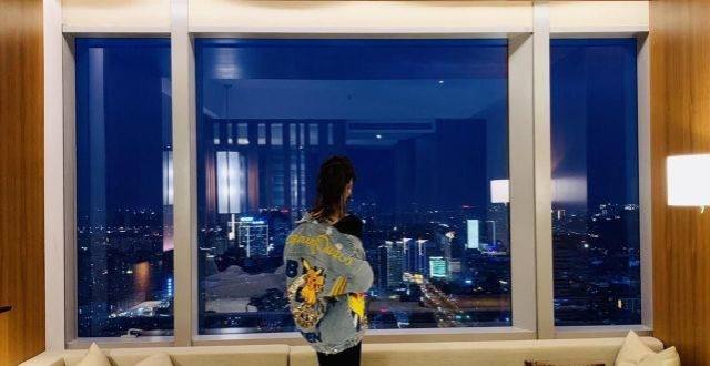 坐在凯悦酒店露台藤编沙发欣赏错落别致的长春及璀璨的夜景