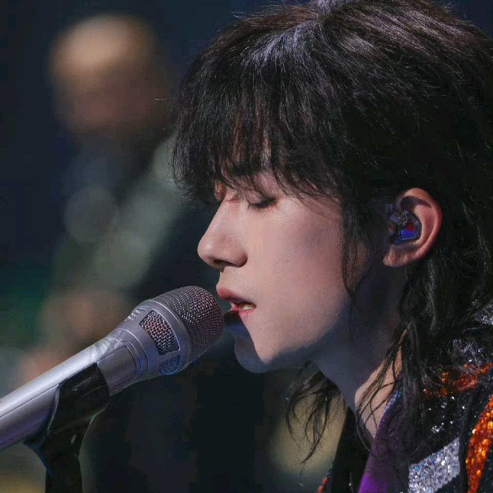 头像易烊千玺生日快乐丫