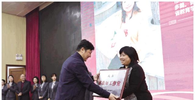 “名师”、“年度教师”层出不穷 “教师第一”铸就卓越团队_腾讯新闻