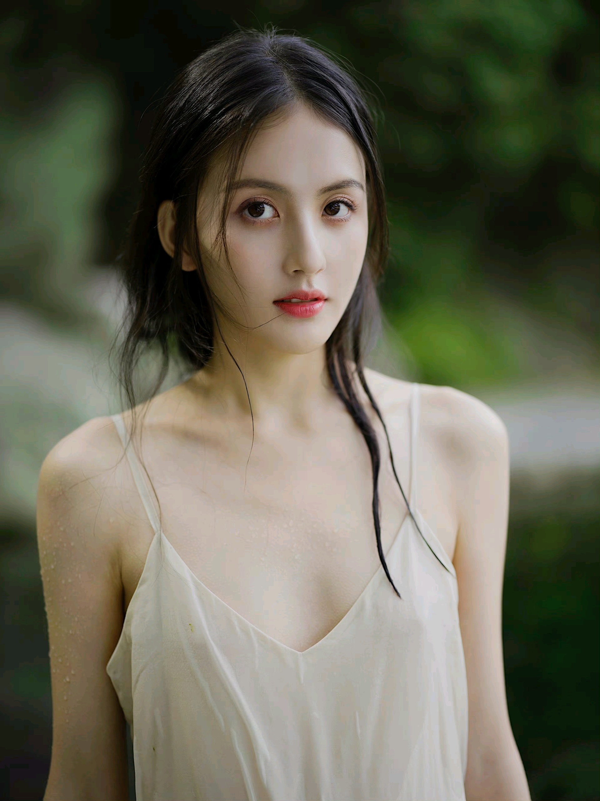 清澈的湖水泛起层层涟漪,你清澈的眼神也激起了我内心的波澜