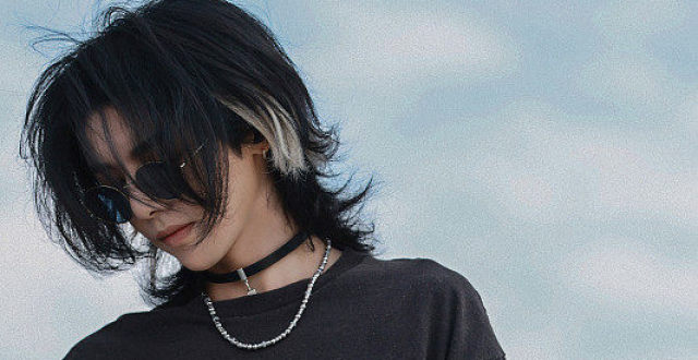 华晨宇海口开唱燃炸全场 长发造型搭choker化身火星少年