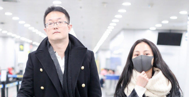 姚笛和富商老公高调现身,十指相扣秀恩爱