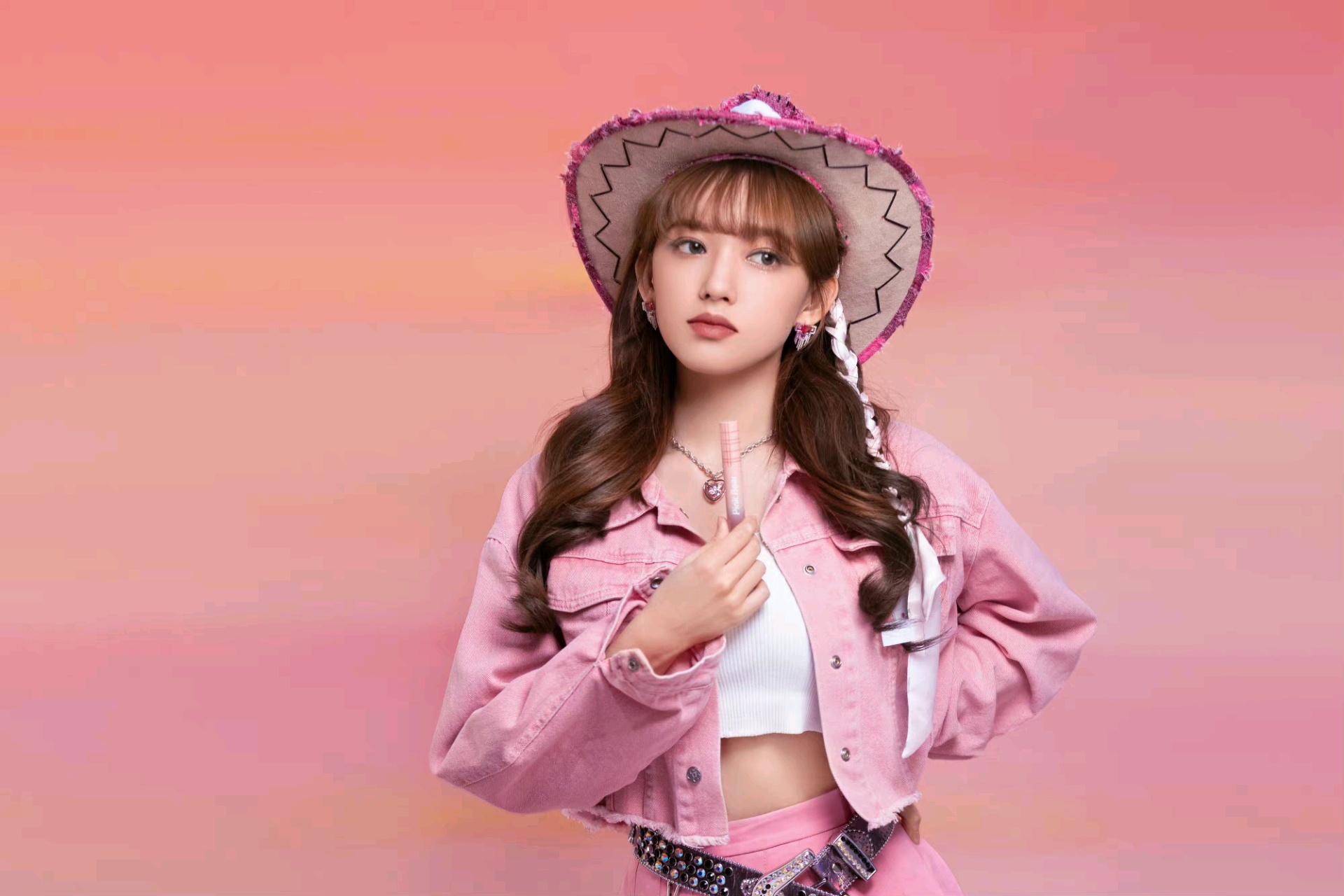 程潇置身于粉色沙漠甜飒皆宜