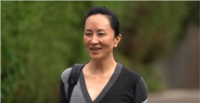 孟晚舟高挑力挺国货备受瞩目，穿百元鞋配短裙迈八字腿，健步如飞精神好_腾讯新闻