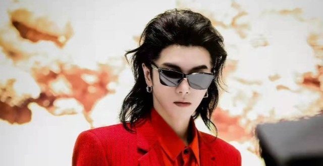 华晨宇长发背头红西装出席品牌活动,网友直呼:这也太帅了!