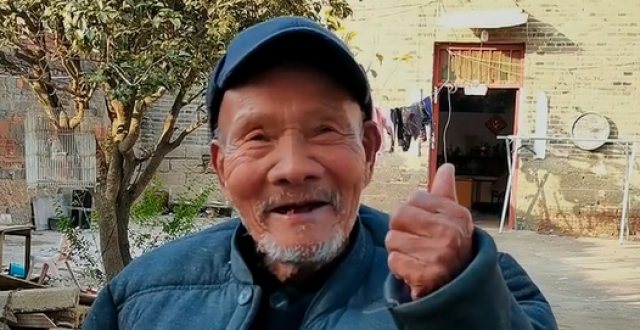 河南:88岁老人直播带货引热议,"年轻人会的我也能学会"39岁低保男为找