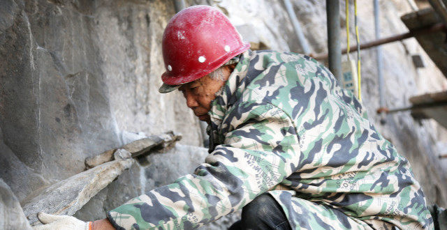 66岁老人不愿退休养老,跟着施工队修大佛,已坚持半个世纪