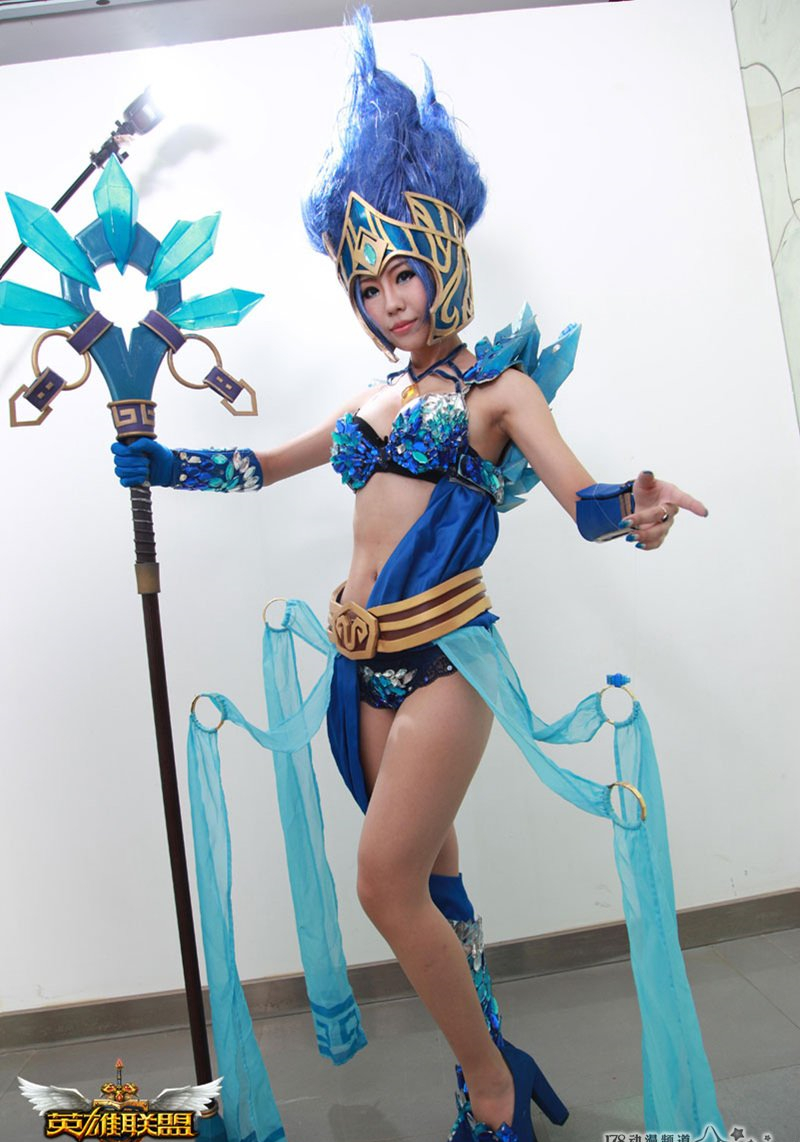 Coser小爱英雄联盟绝美气质冰雪风女Cosplay4