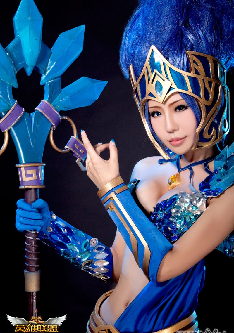 Coser小爱英雄联盟绝美气质冰雪风女Cosplay7