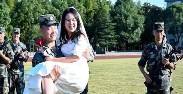 甜蜜暴击！女孩向兵哥哥求婚_腾讯新闻