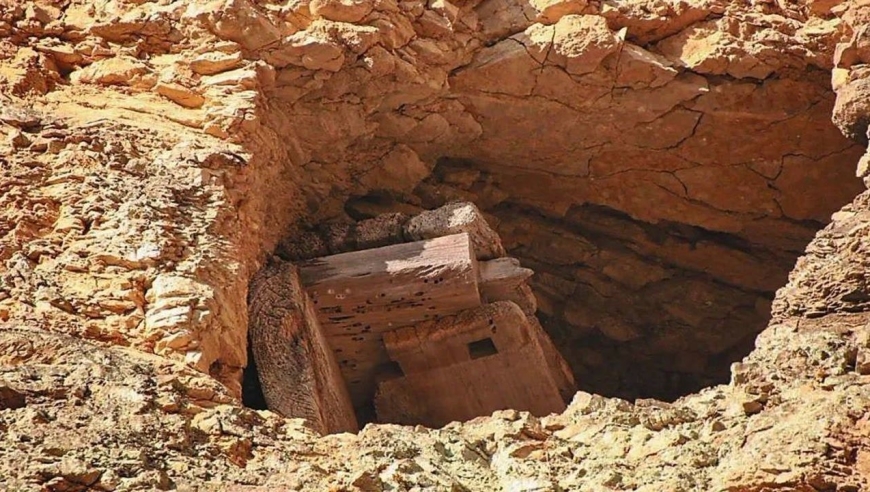 湖北恩施发现悬棺群,200米高绝壁上现存50余座悬棺