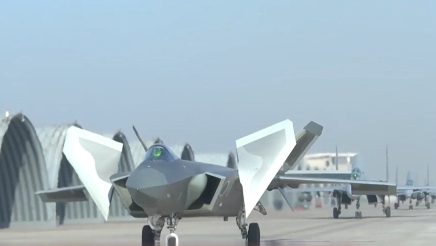 大国重器丨歼20与歼16异型机自由空战 "大象漫步"起飞画面惊艳