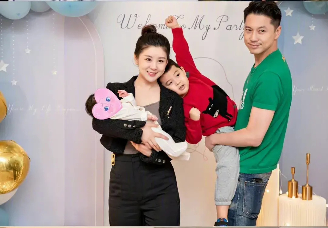 如今王雷和李小萌已经是拥有两个孩子的父母了,组成四口之家,真的是