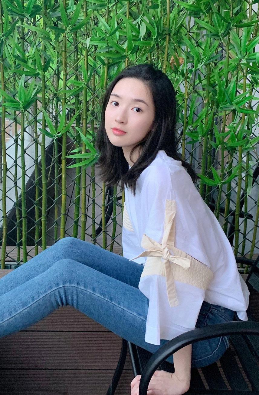 拍戏期间,王玉雯曾与男星徐正溪,已故导演胡波都曾传出恋情,但当事人