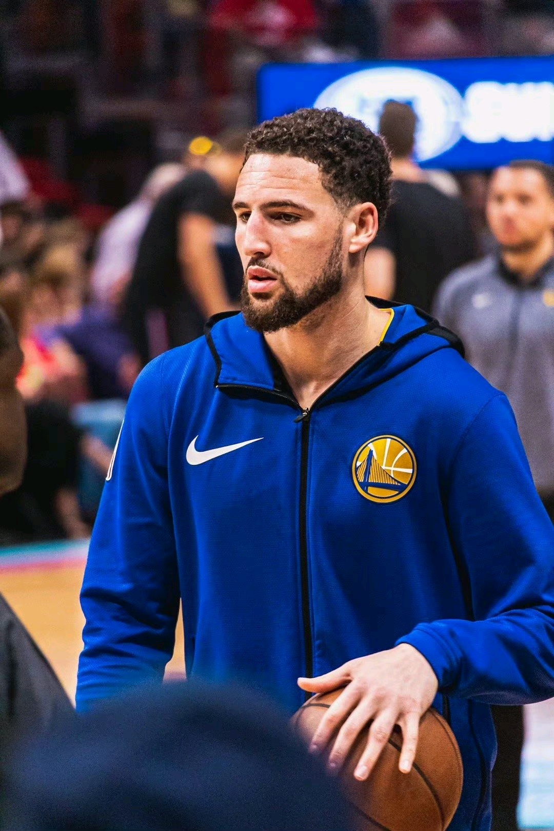 汤普森会在对阵骑士的比赛中回归一回来就打首发还挑个骑勇大战